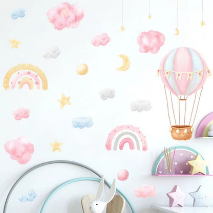 Väggdekor luftballong med regnbågar och moln